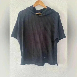 Volcom Black Hooded short sleeve shirt Size Medium Stylish & Comfy Summer layer